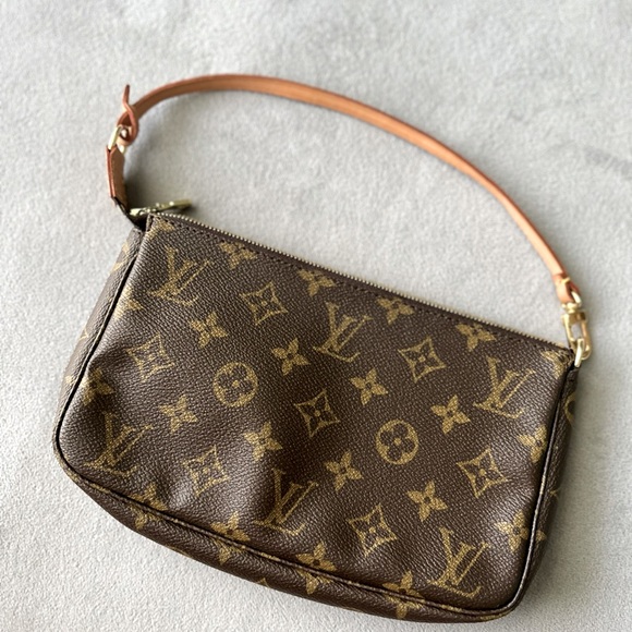 LV Pochette Monogram - Picture 1 of 11